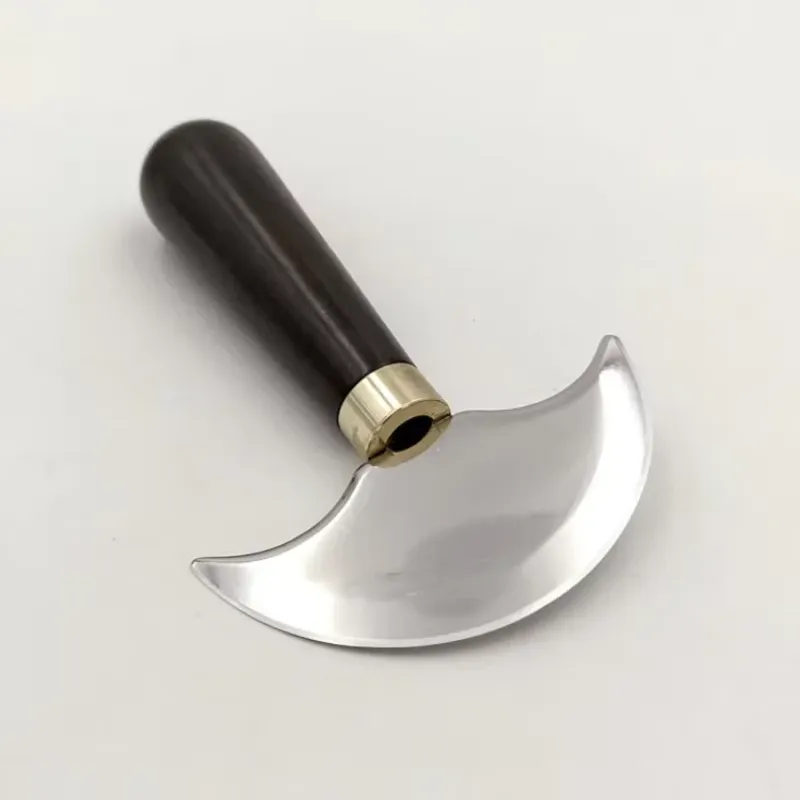 1 couteau demi-rond pour découpe et finition du cuir