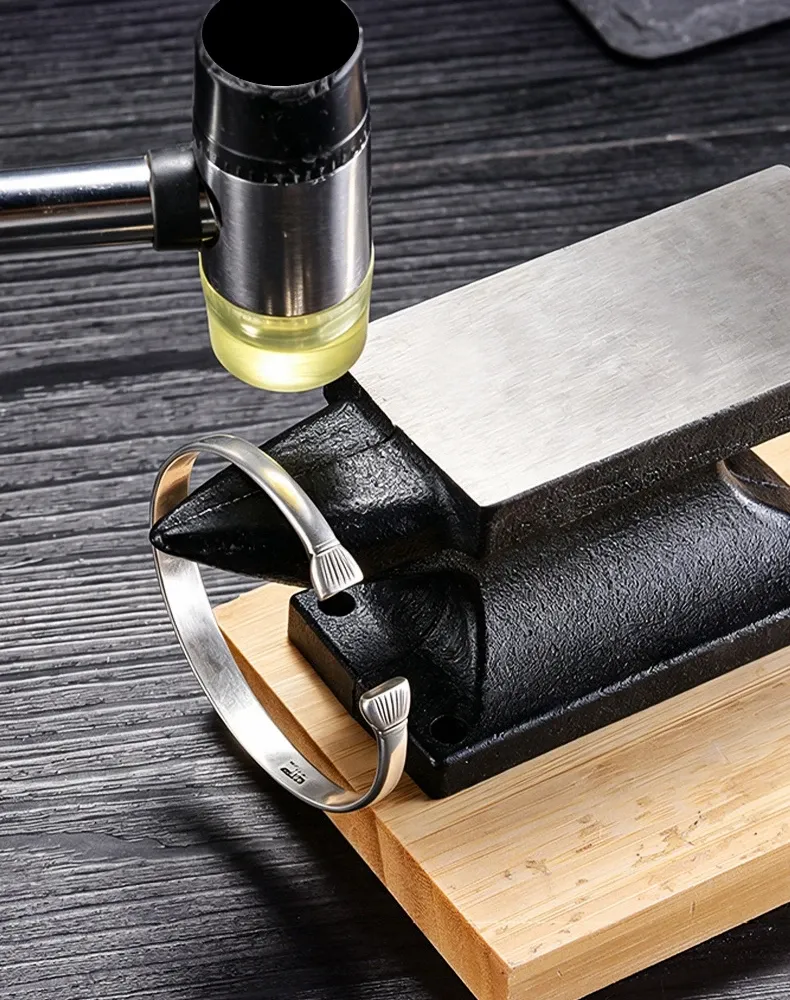 Établi de travail du cuir avec serre-joint plat
