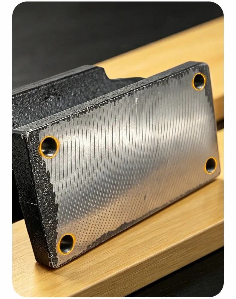Établi de travail du cuir avec serre-joint plat