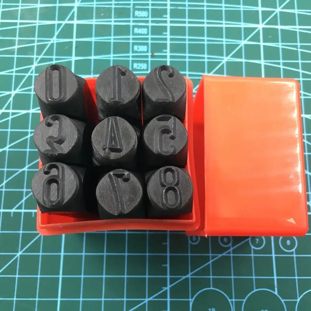 Kit de 36 poinçons alphabet et chiffres 2 à 5 mm