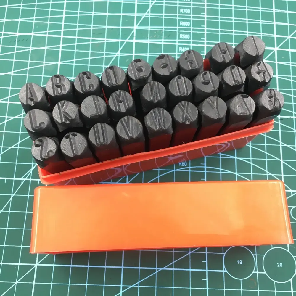 Kit de 36 poinçons alphabet et chiffres 2 à 5 mm