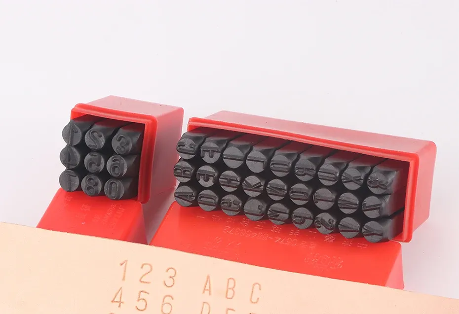 Lot de 36 poinçons alphabet et chiffres 2 à 6 mm