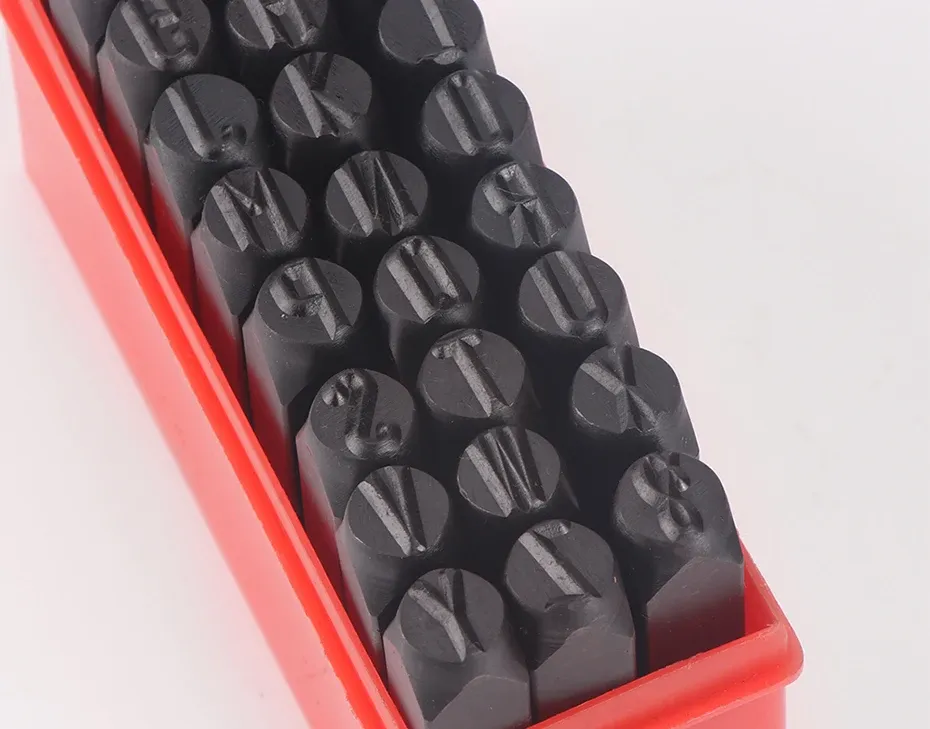 Lot de 36 poinçons alphabet et chiffres 2 à 8 mm