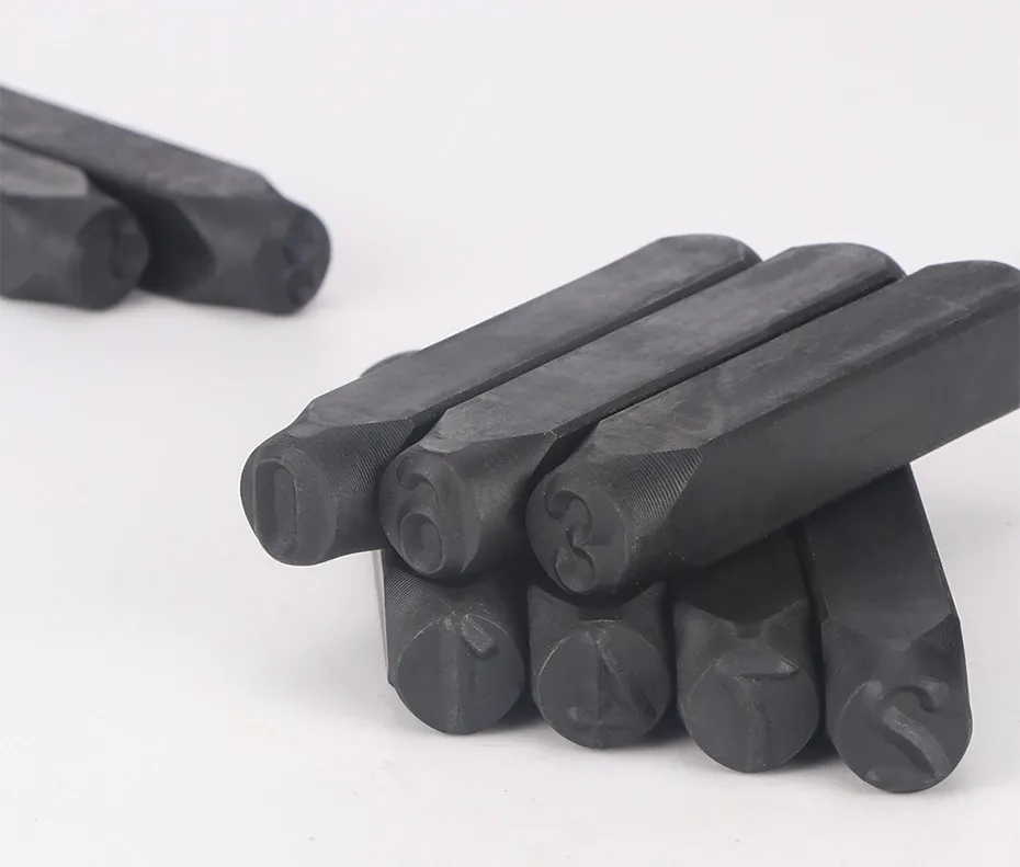 Lot de 36 poinçons alphabet et chiffres 2 à 8 mm