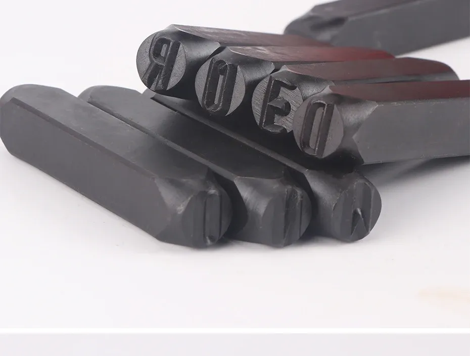 Lot de 36 poinçons alphabet et chiffres 2 à 8 mm