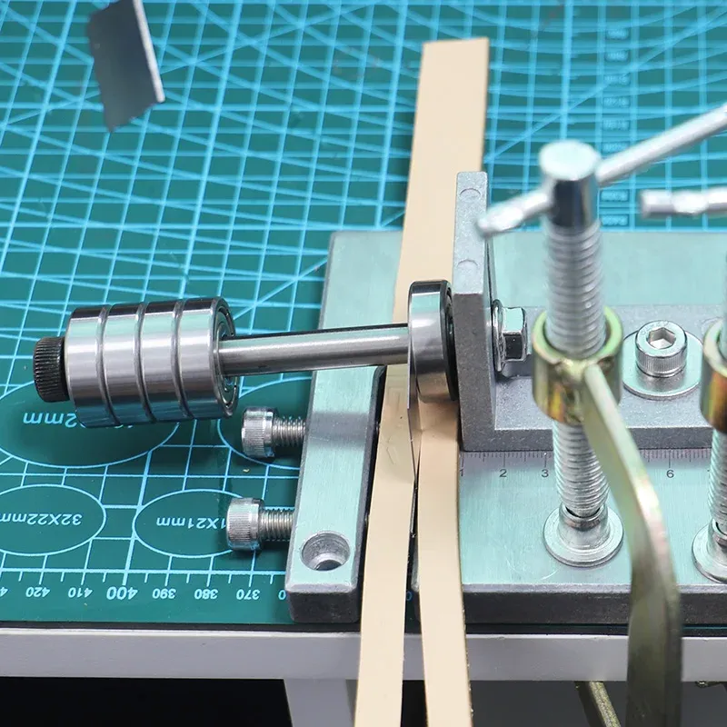 Machine découpe cuir pour ceintures et bracelets de montre
