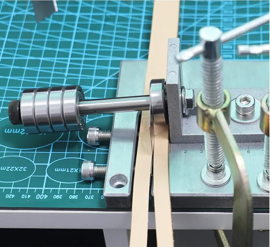 Machine découpe cuir pour ceintures et bracelets de montre