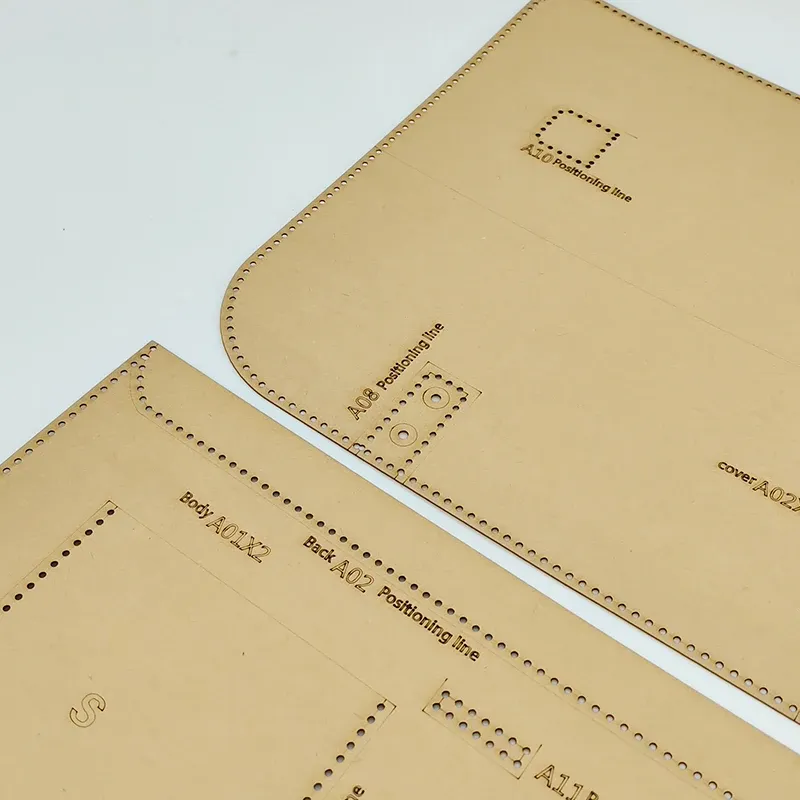 Modèle sac à dos et ordinateur en papier kraft