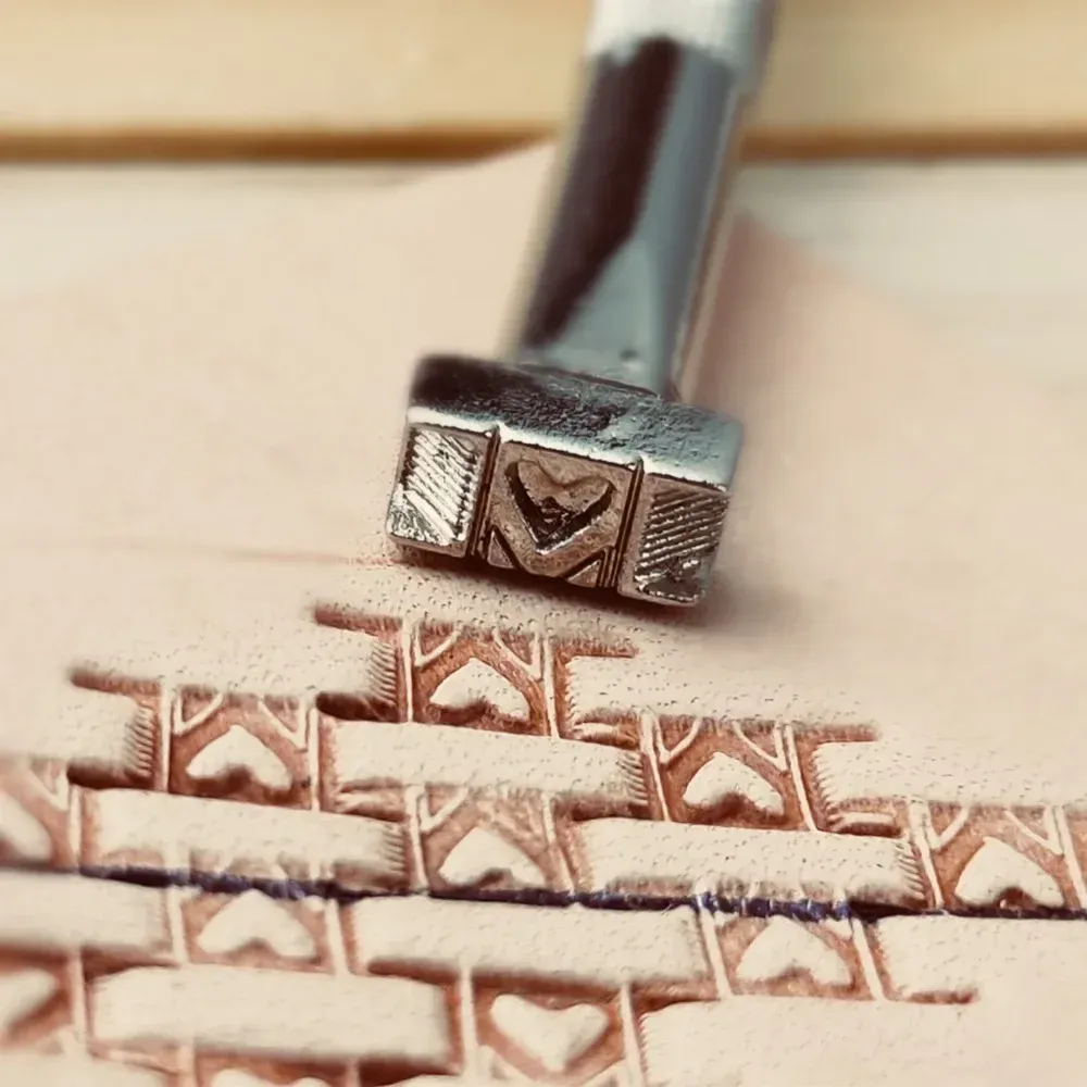 Outils de poinçonnage et embossage droit pour cuir