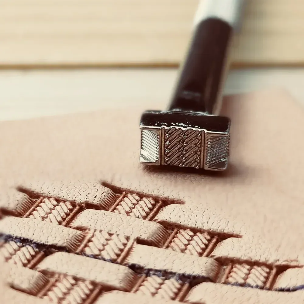 Outils de poinçonnage et embossage droit pour cuir