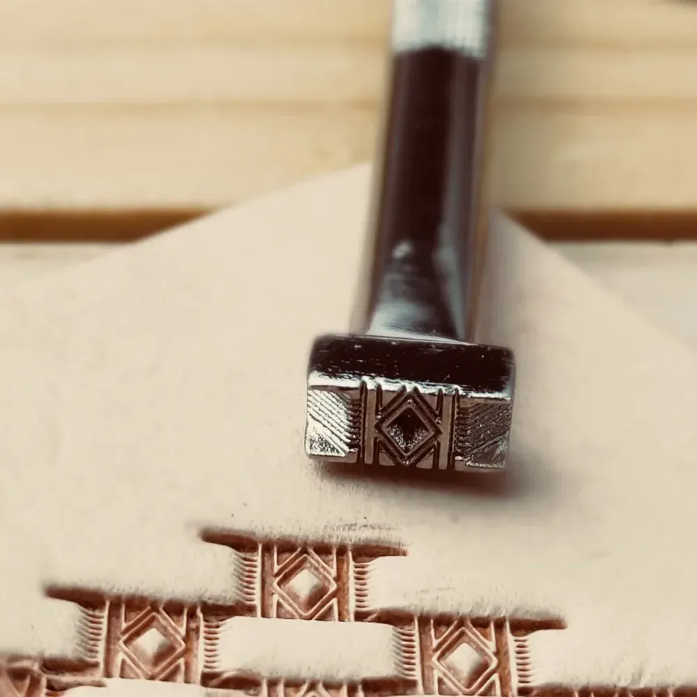 Outils de poinçonnage et embossage droit pour cuir