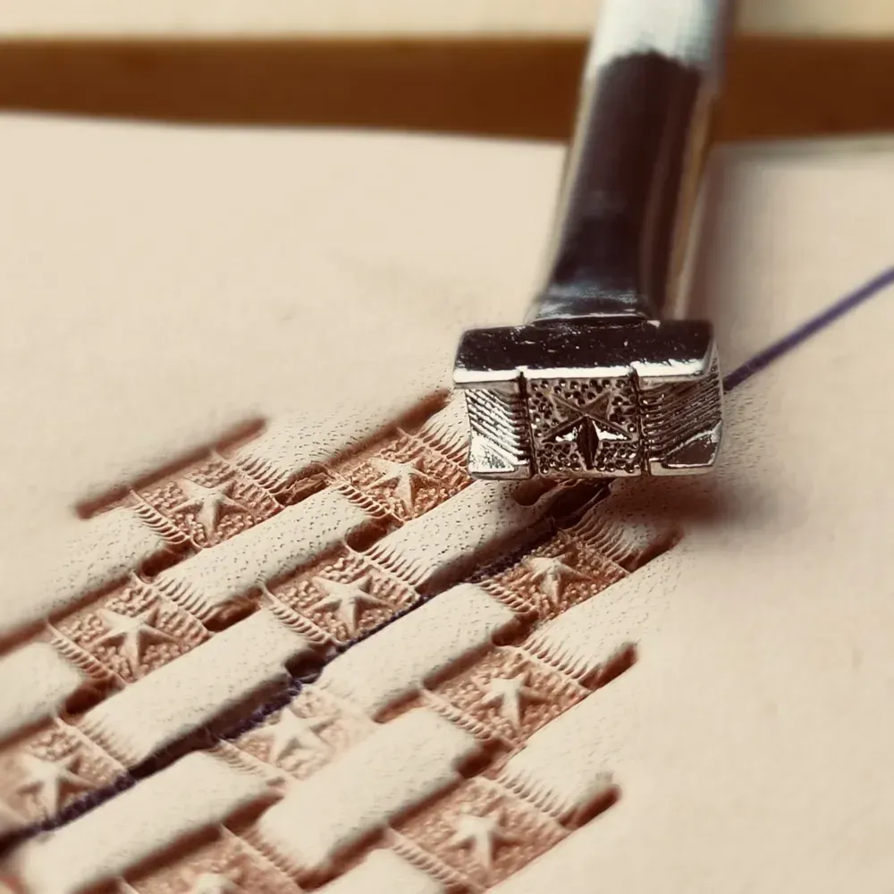Outils de poinçonnage et embossage droit pour cuir