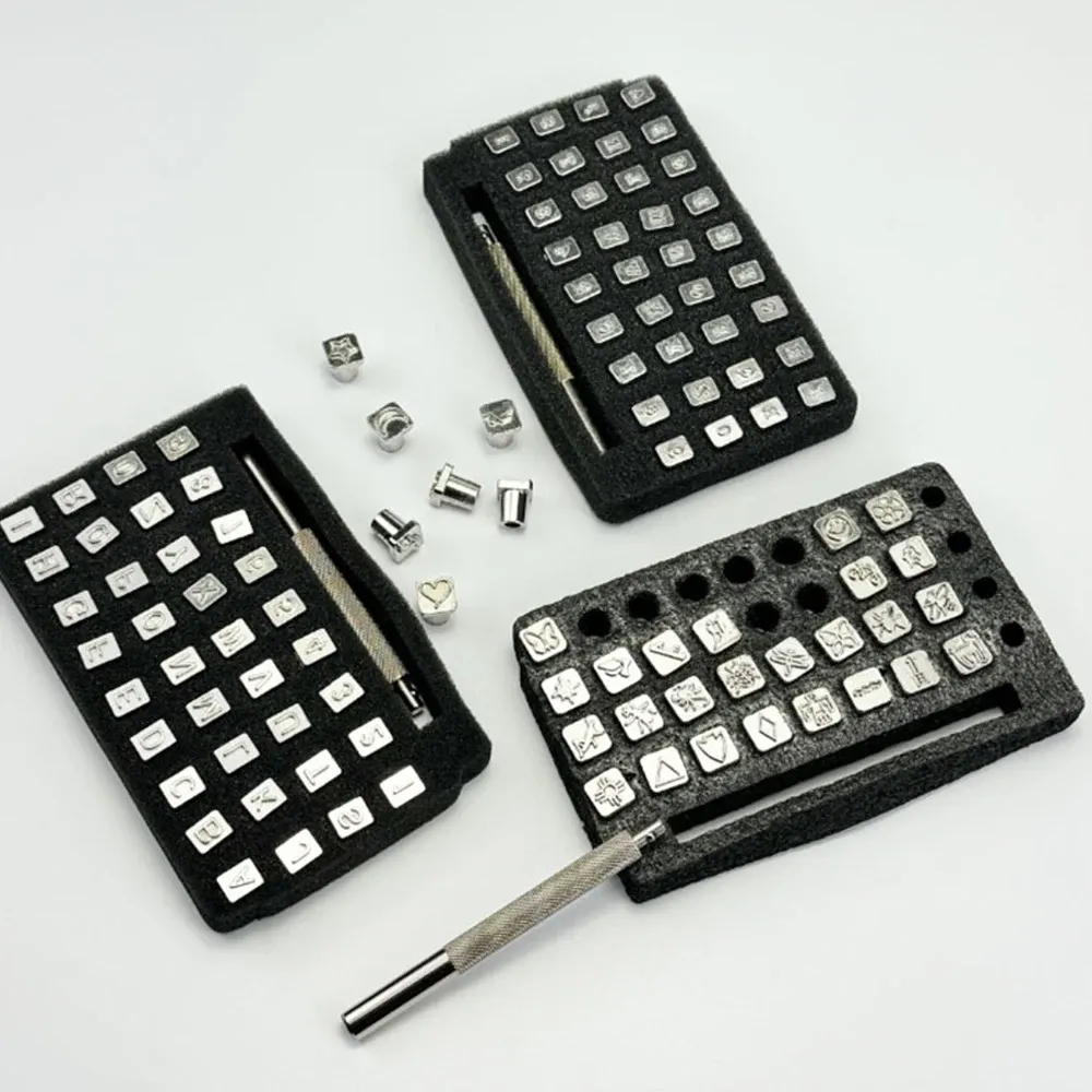 Outils et pochoirs pour gravure et découpe cuir