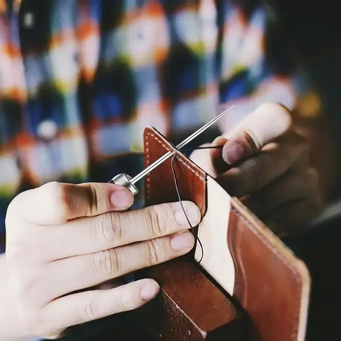 Poinçon couture cuir manche bois pour chaussures et artisanat