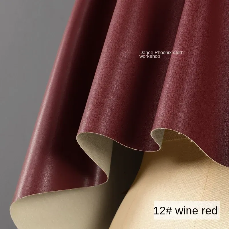 Tissu PU souple rouge vin 100 à 140 cm