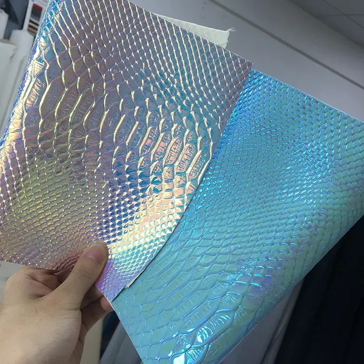 Tissu similicuir PU crocodile 30 x 135 cm holographique