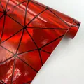 Tissu similicuir PU holographique 50 x 120 cm géométrique – Couleur Rouge